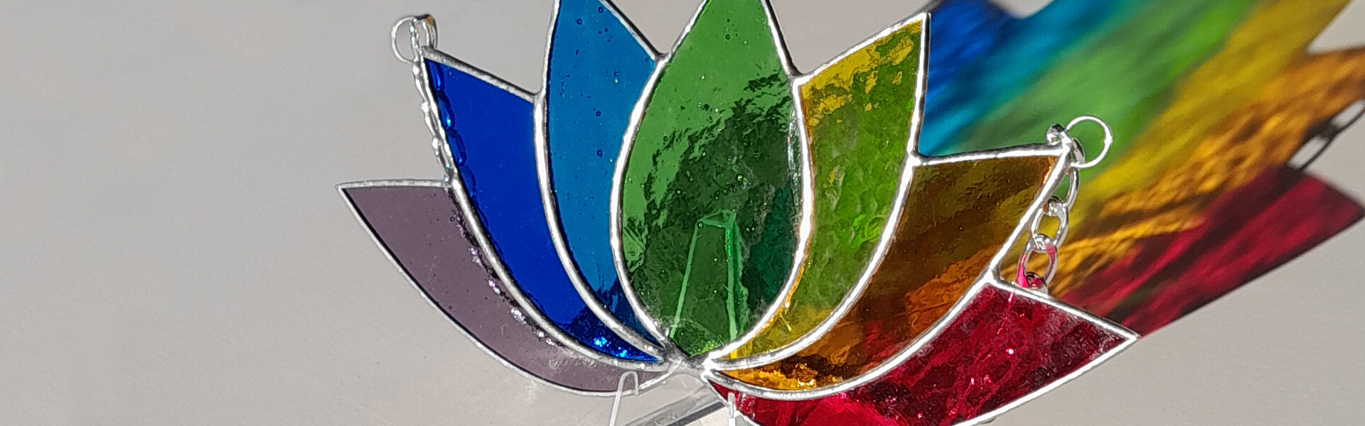 Attrape-soleil artisanal en verre forme lotus couleurs chakra