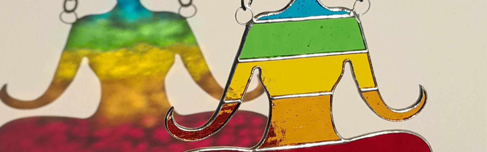 Vitrail artisanal contemporain méditation couleurs chakras